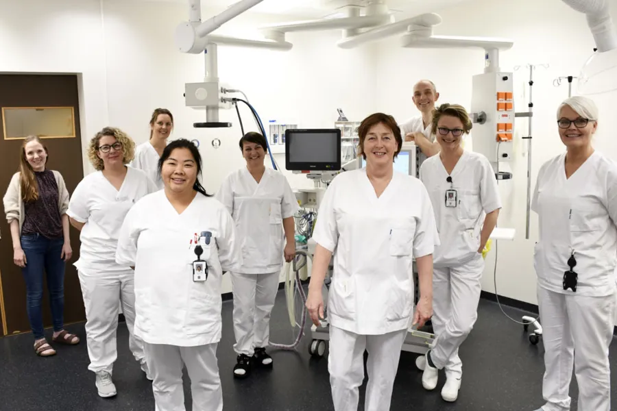 En gruppe mennesker i hvite laboratoriefrakker
