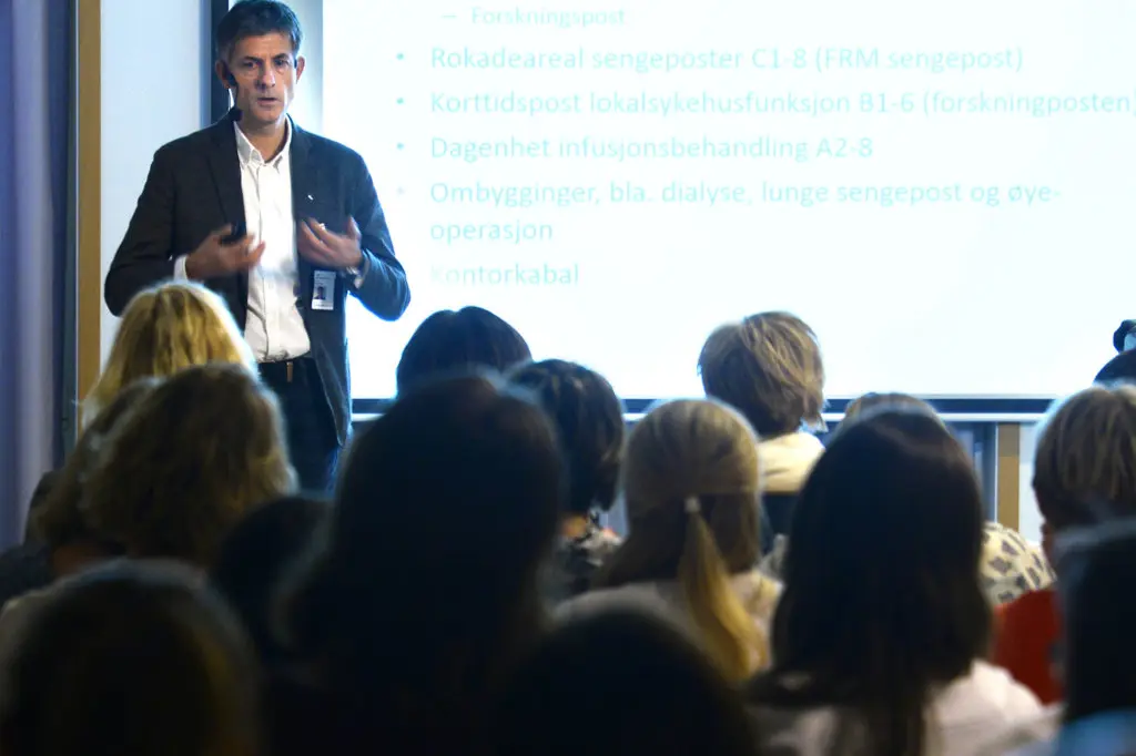En person som holder en presentasjon for et publikum