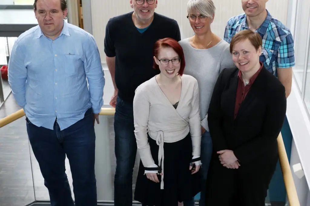En gruppe mennesker som poserer for et bilde