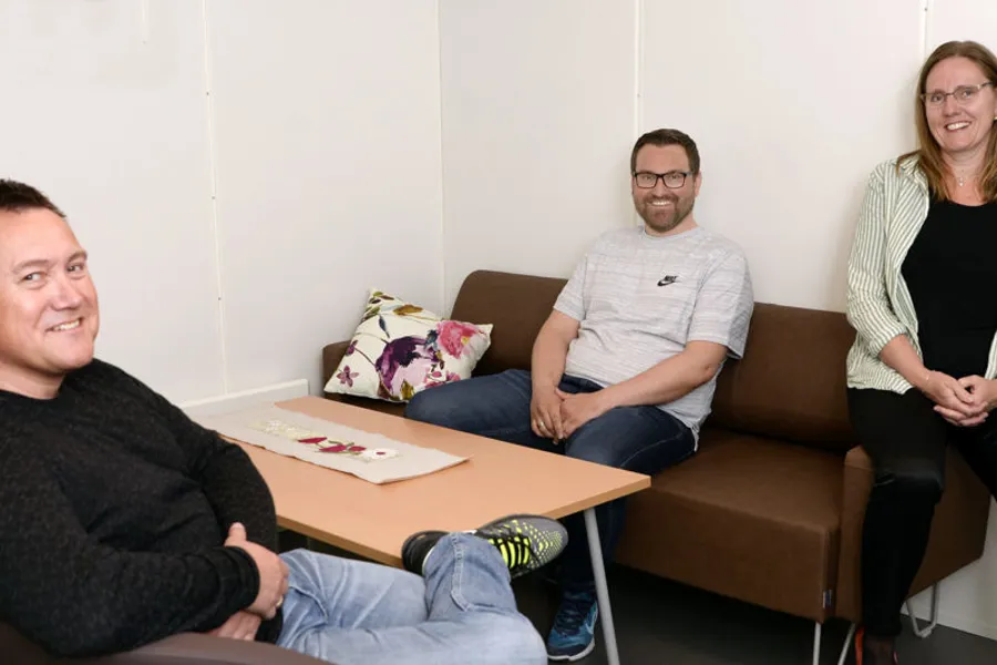 En gruppe mennesker som sitter på en sofa