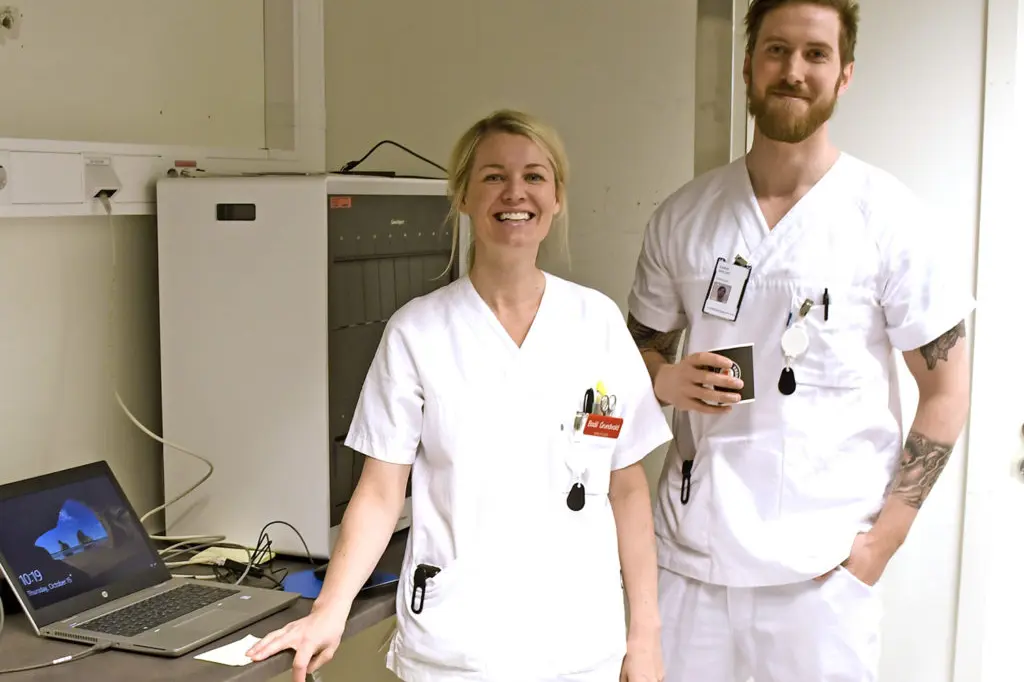 En mann og en kvinne i hvite laboratoriefrakker