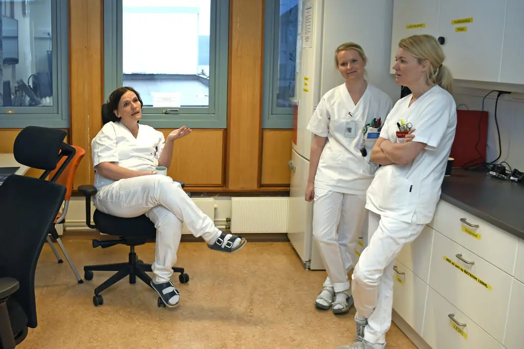 Noen få kvinner i hvite laboratoriefrakker