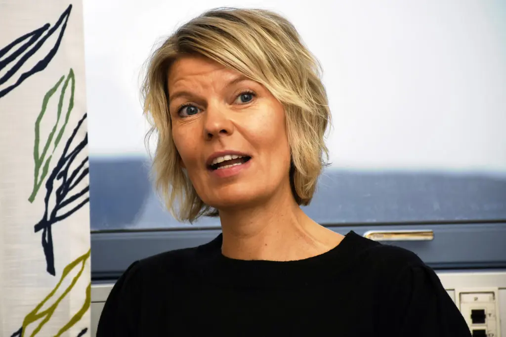 En person med blondt hår