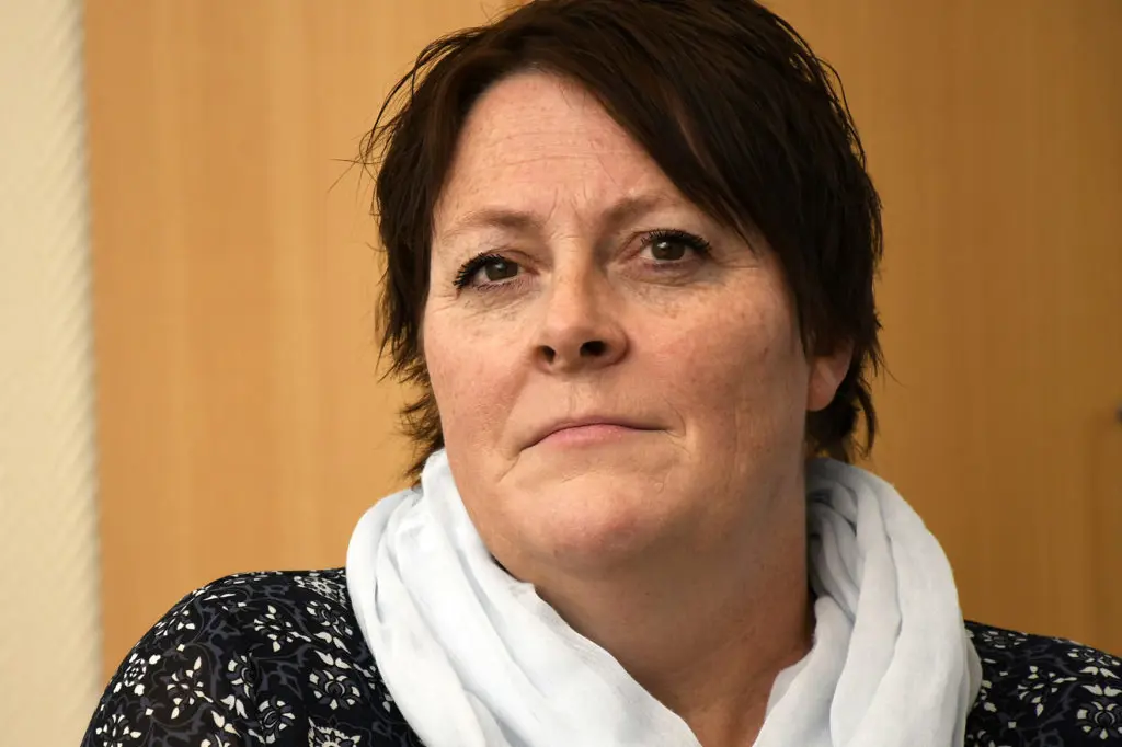 En person med kort brunt hår