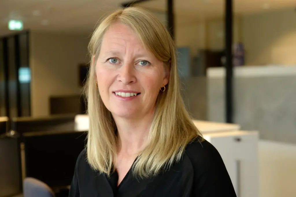 En kvinne med blondt hår