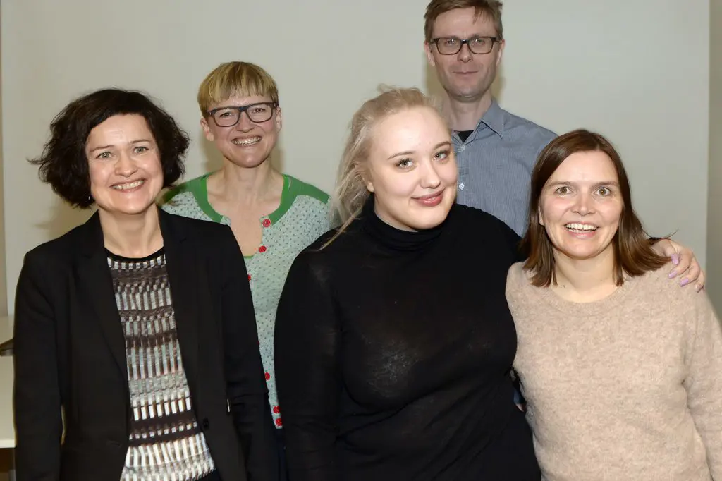 En gruppe mennesker som poserer for et bilde