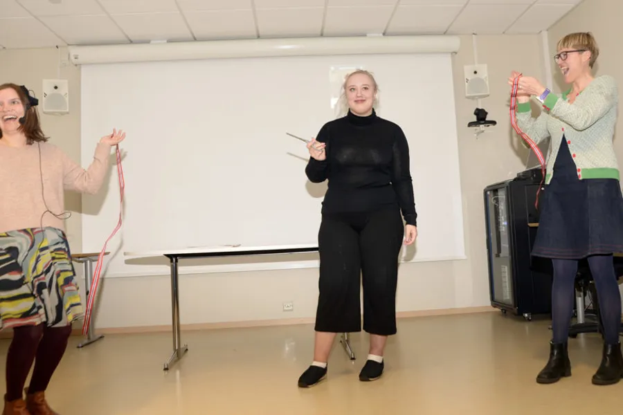 En gruppe kvinner som står foran en tavle