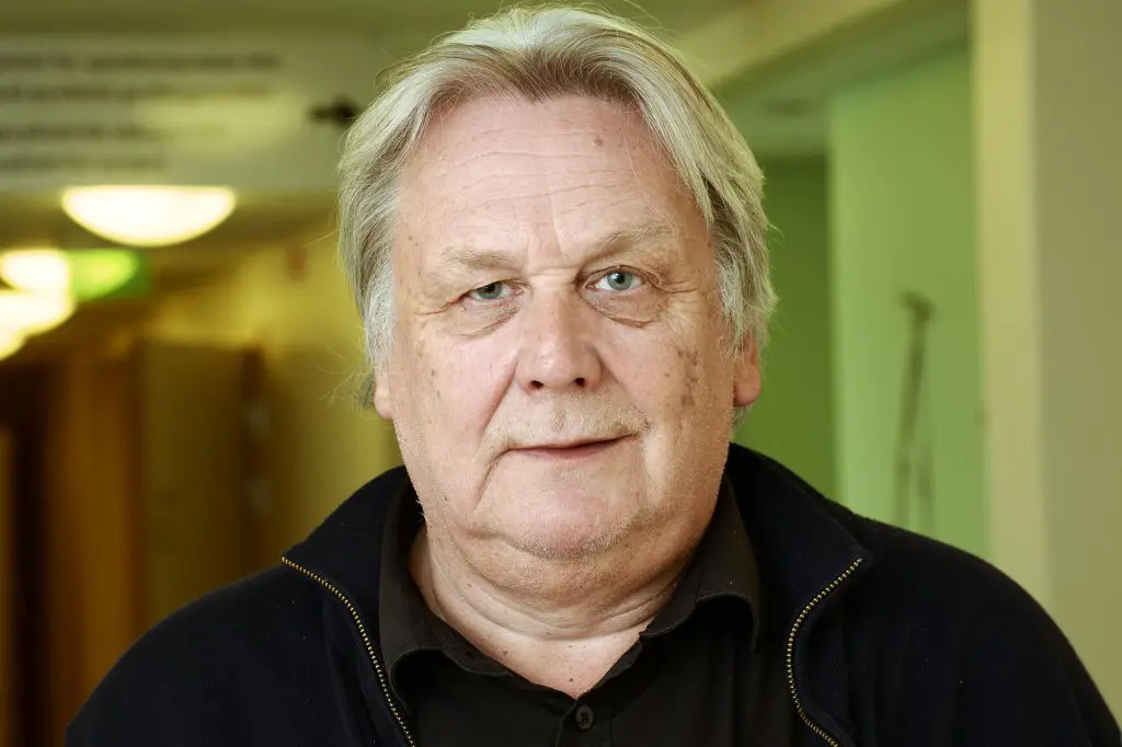 En mann med grått hår