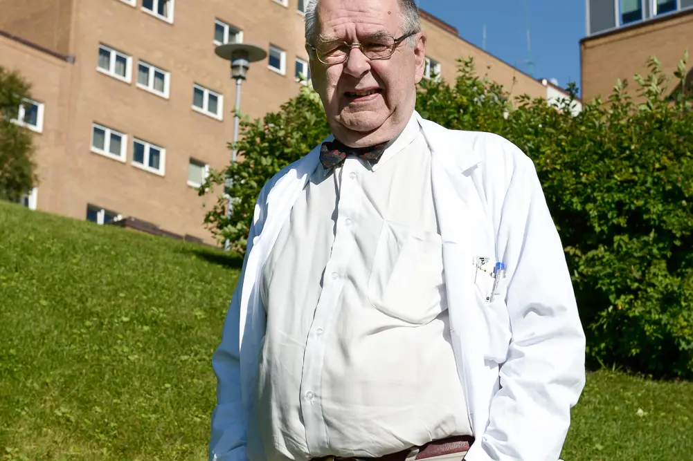 En mann som står på et gresskledd område