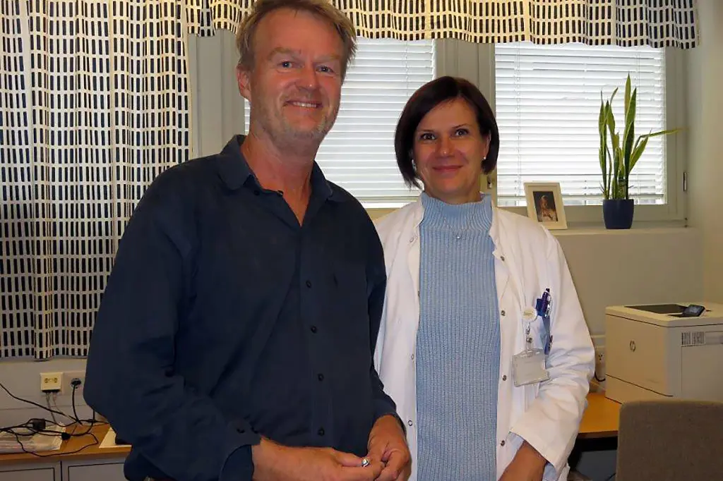 En mann og en kvinne som poserer for et bilde