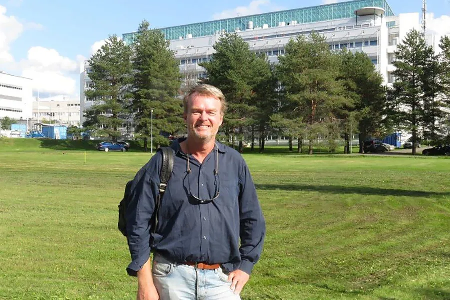 En mann som står på en gresseng