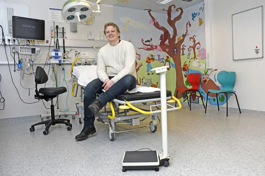 En mann som sitter på en stol