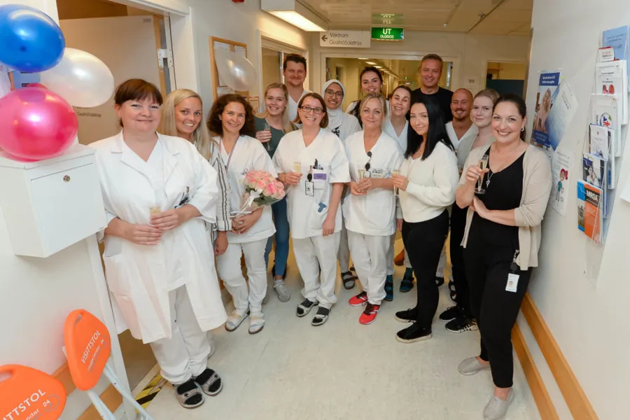 En gruppe mennesker som poserer for et bilde