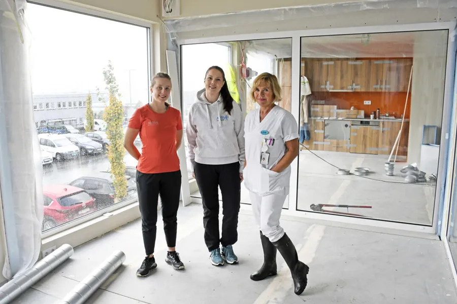 En gruppe kvinner som poserer for et bilde foran et vindu