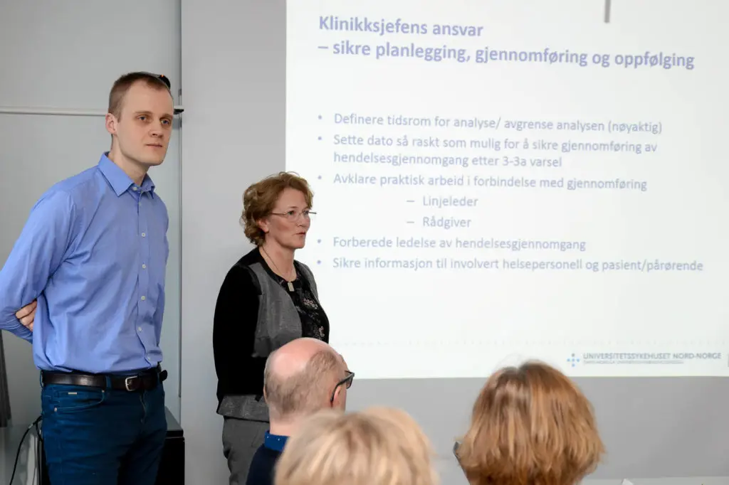 En mann og en kvinne som står foran en tavle