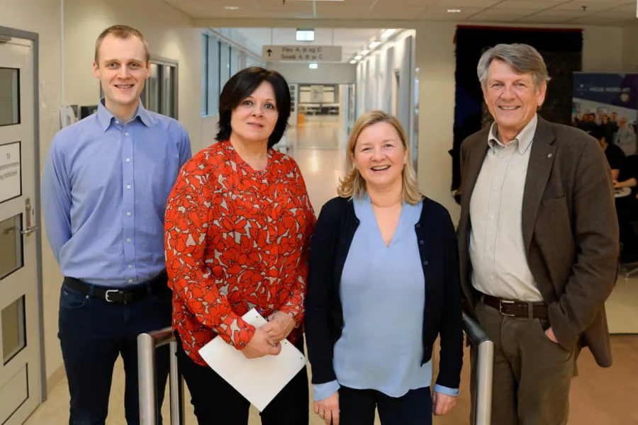 En gruppe mennesker som poserer for et bilde