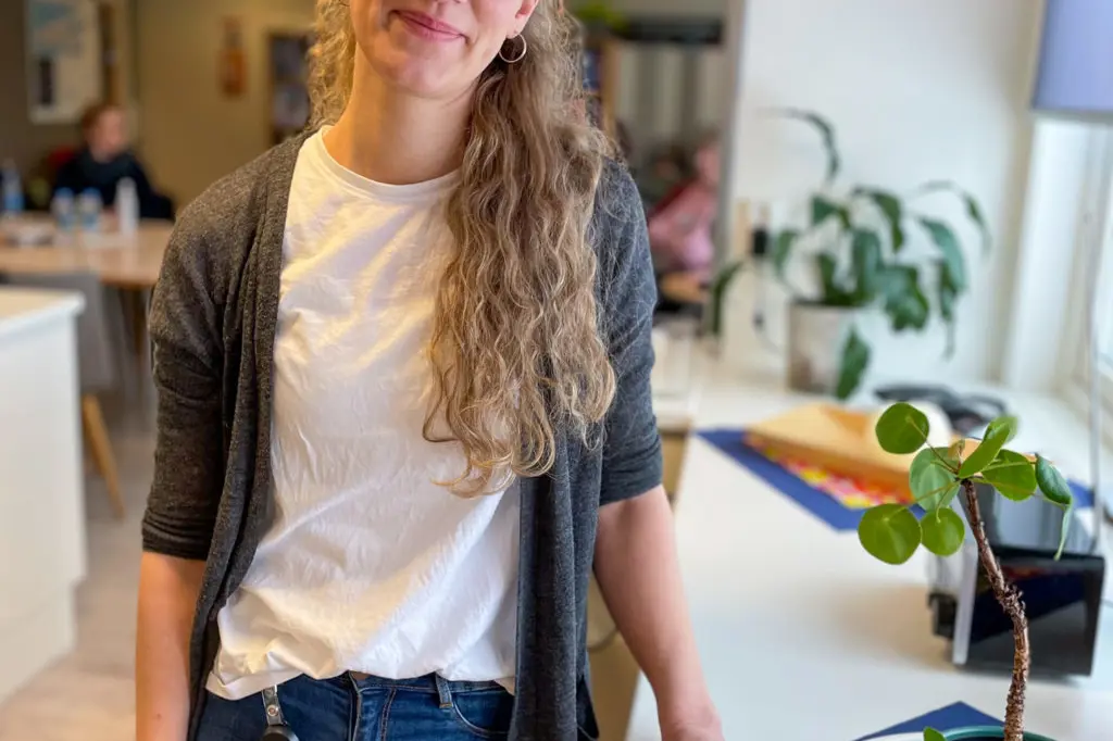En kvinne som står i et rom