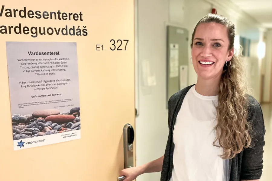 En person som holder en telefon