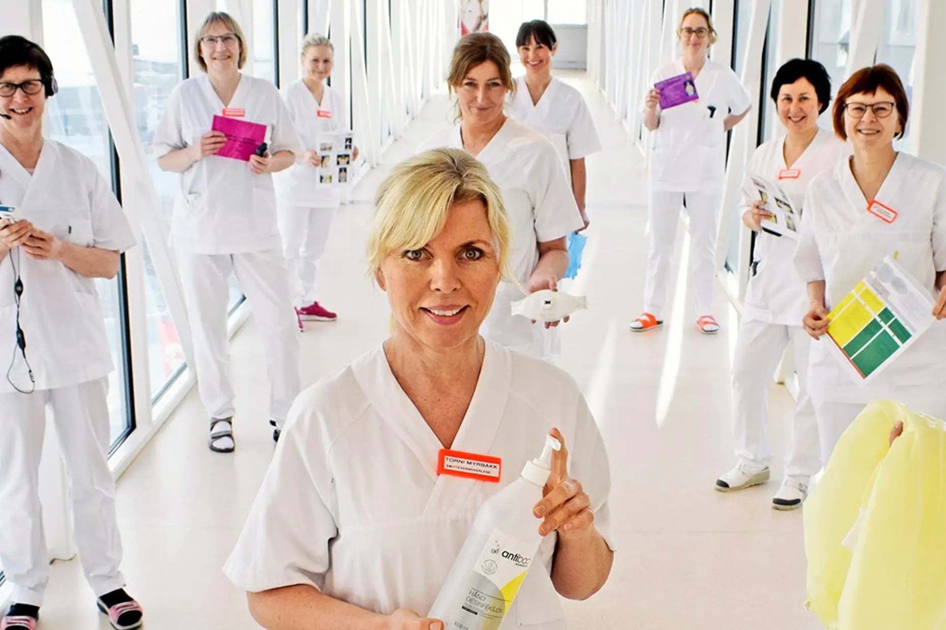En gruppe kvinner i hvite laboratoriefrakker