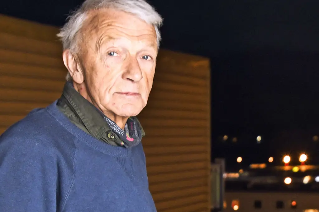 En mann med grått hår