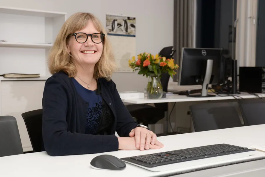 En kvinne som sitter ved et skrivebord