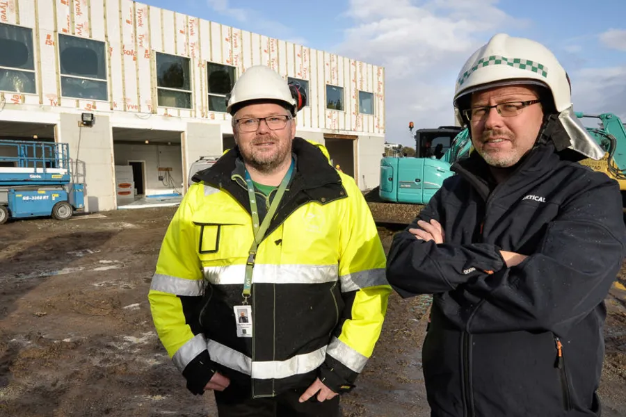 Noen få menn med hjelmer