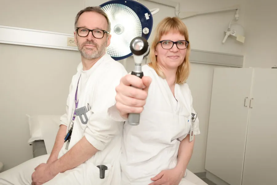 En mann og kvinne i laboratoriefrakker