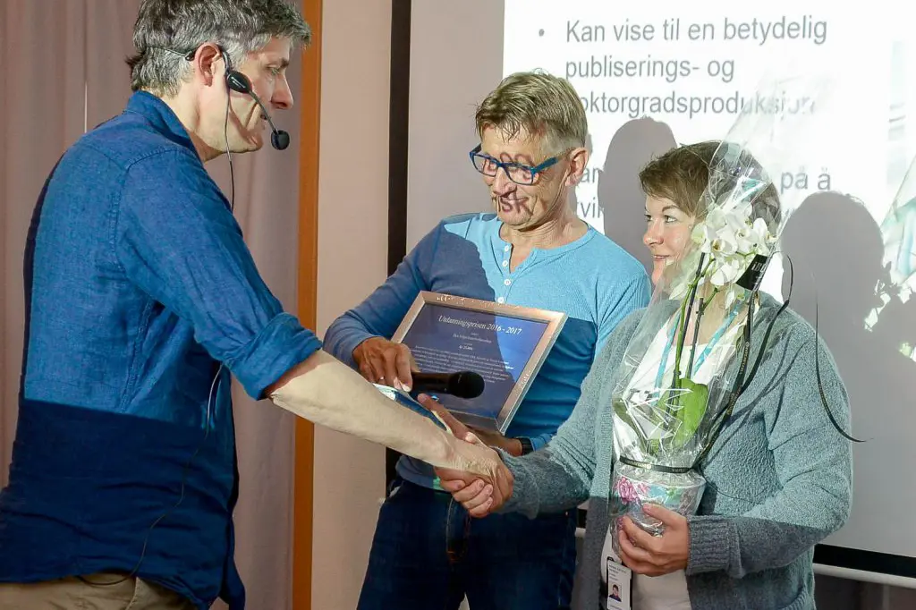 Noen få personer som ser på en bok