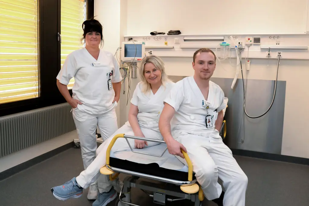 En gruppe mennesker i hvite laboratoriefrakker i et rom