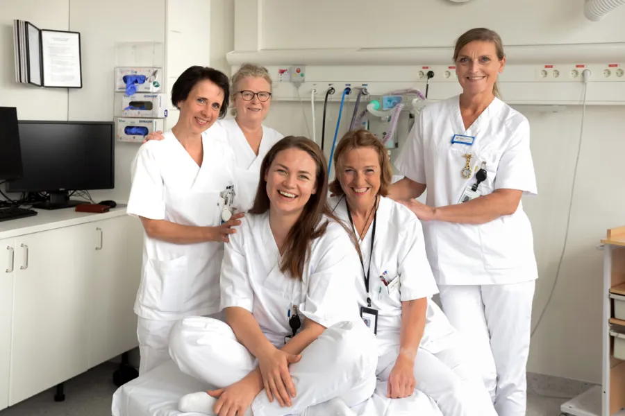 En gruppe mennesker i hvite laboratoriefrakker
