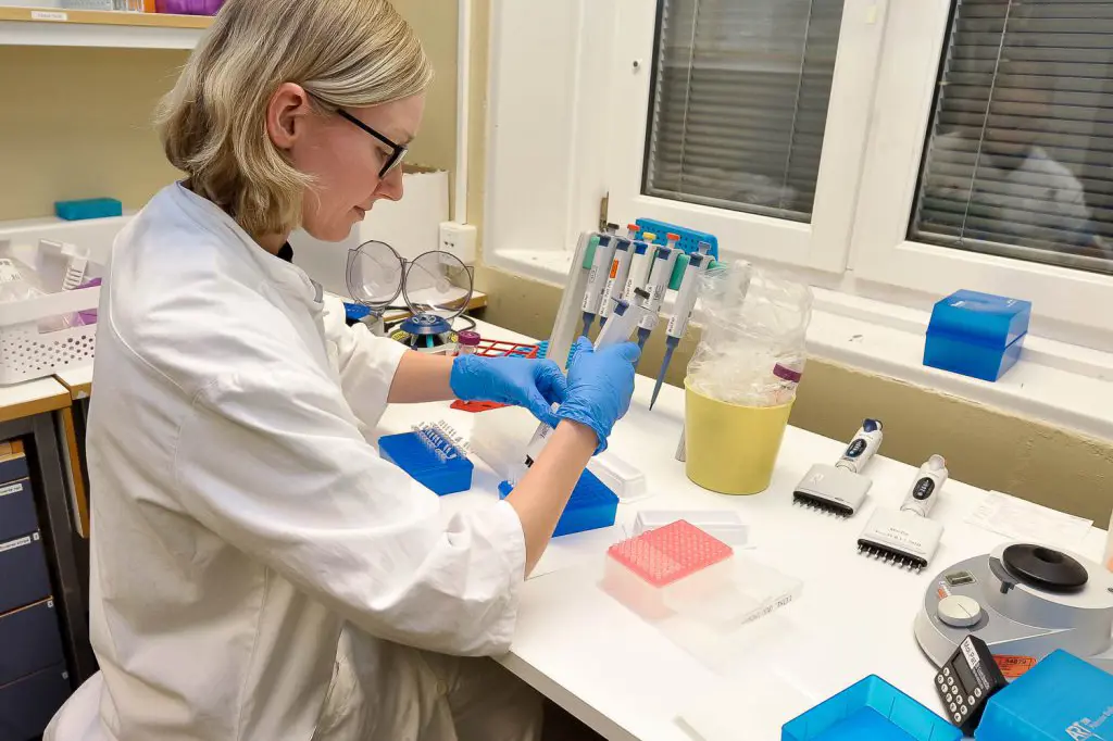 En person i laboratoriefrakk
