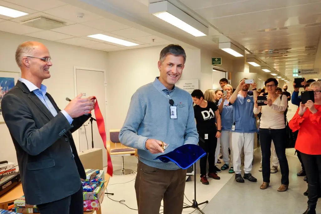 En person som håndhilser på en person