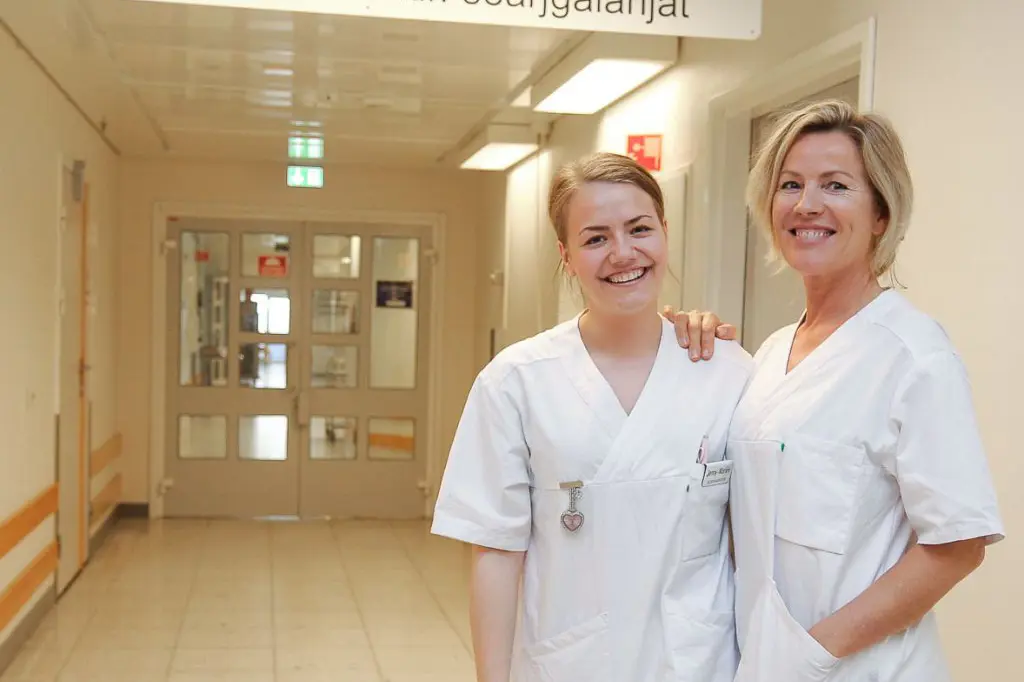 Et par kvinner i hvite laboratoriefrakker