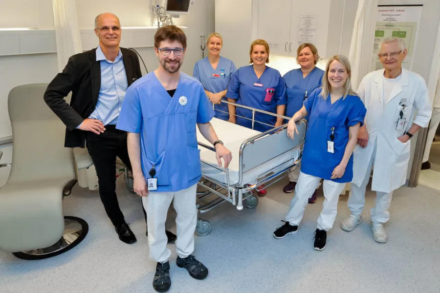 En gruppe mennesker som poserer for et bilde