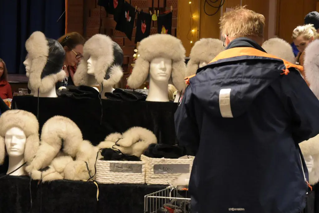 En gruppe mennesker som ser på en utstilling av kosedyr
