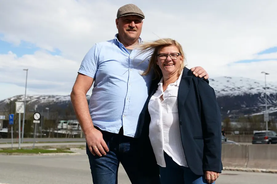 En mann og kvinne som poserer for et bilde