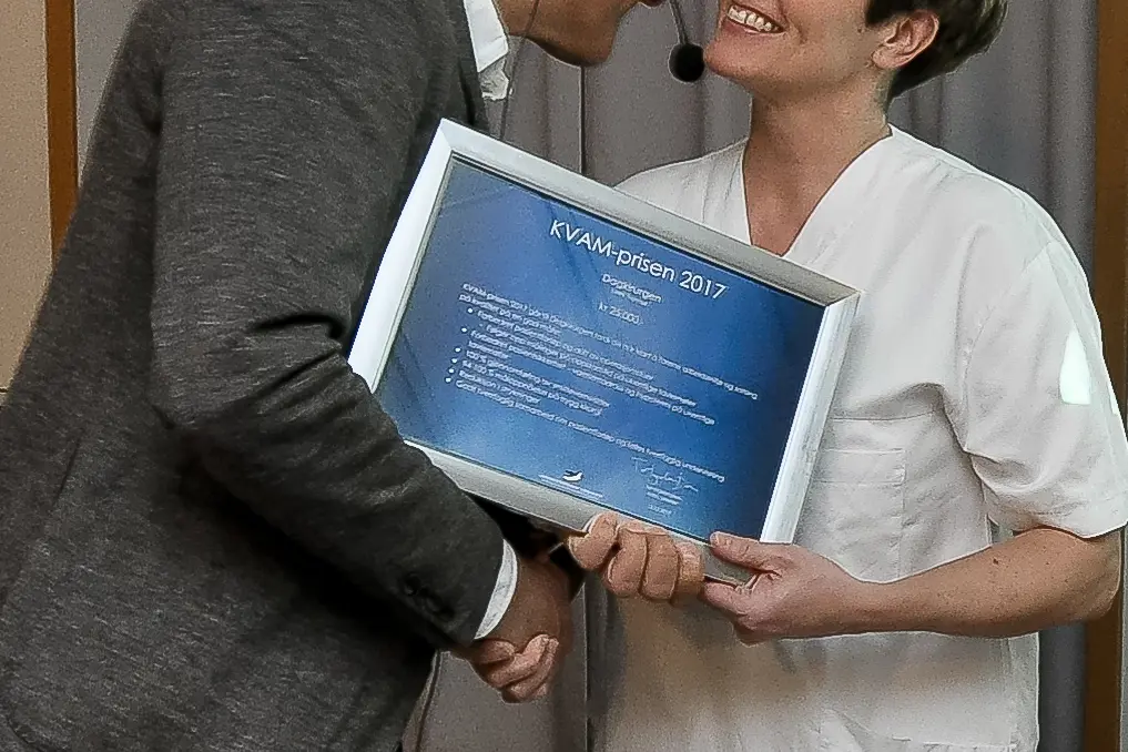 En mann som viser en kvinne noe på et nettbrett