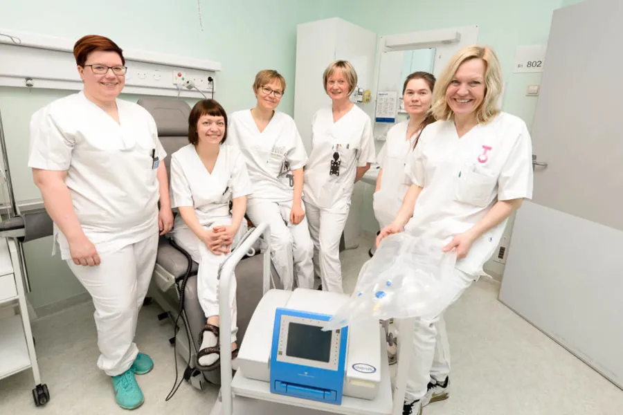 En gruppe kvinner i hvite laboratoriefrakker