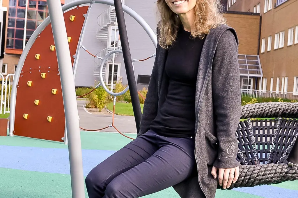 En kvinne som poserer for et bilde
