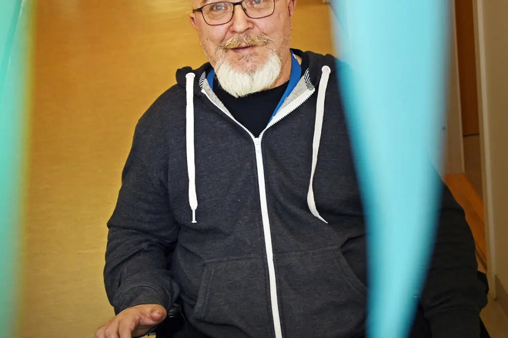 En mann som sitter på en benk