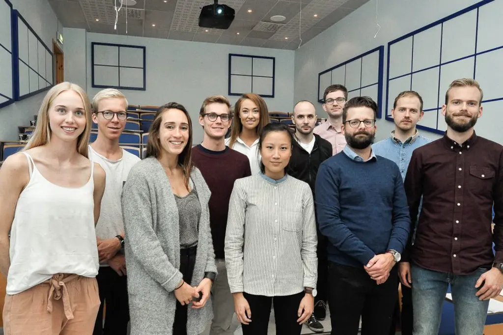 En gruppe mennesker som poserer for et bilde