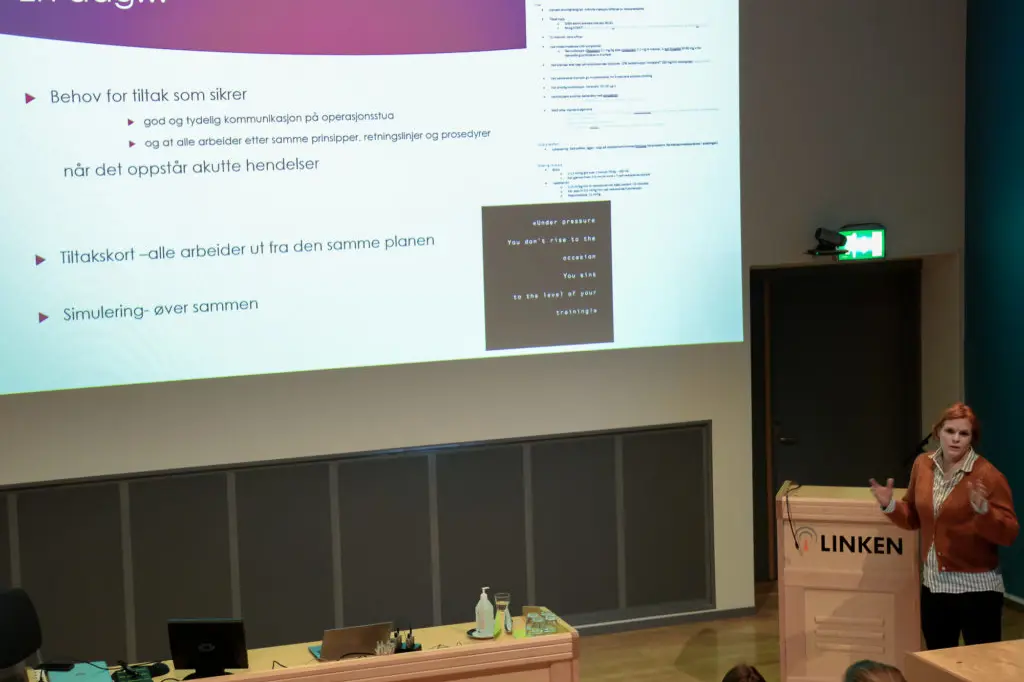 En person som holder en presentasjon