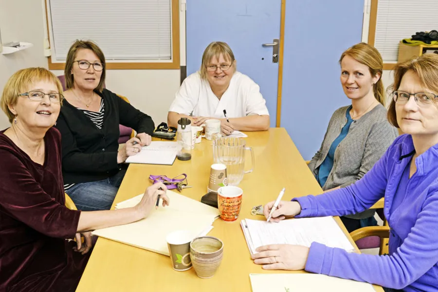 En gruppe kvinner som sitter ved et bord
