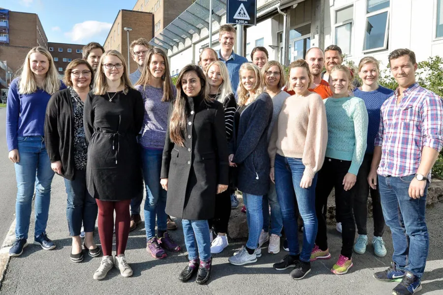 En gruppe mennesker som poserer for et bilde