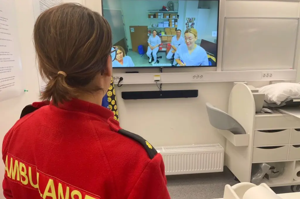 En person som ser på en skjerm