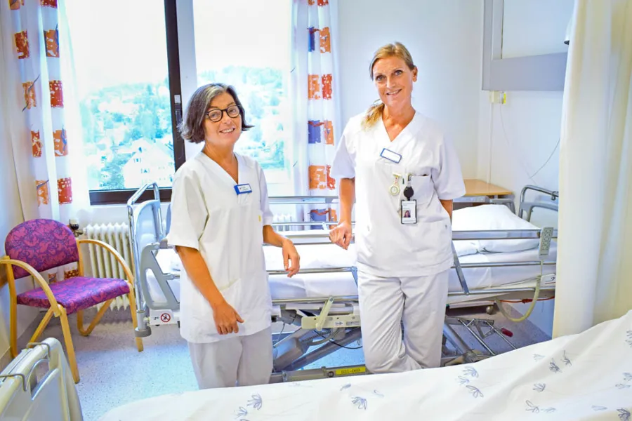 Noen få kvinner i hvite laboratoriefrakker