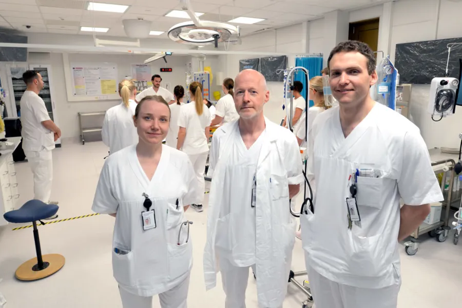 En gruppe mennesker i hvite laboratoriefrakker