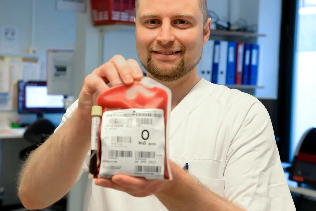 En mann som holder en eske sigaretter