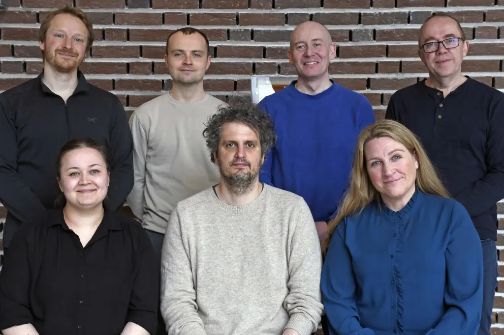 En gruppe mennesker som poserer for et bilde