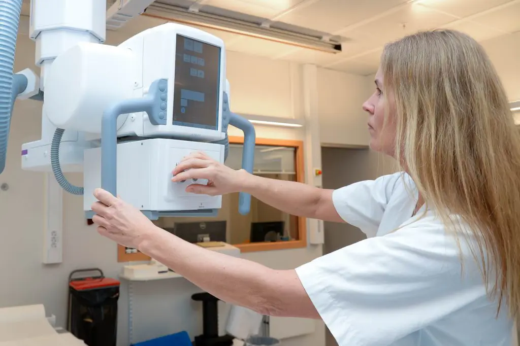 En person som bruker et mikroskop